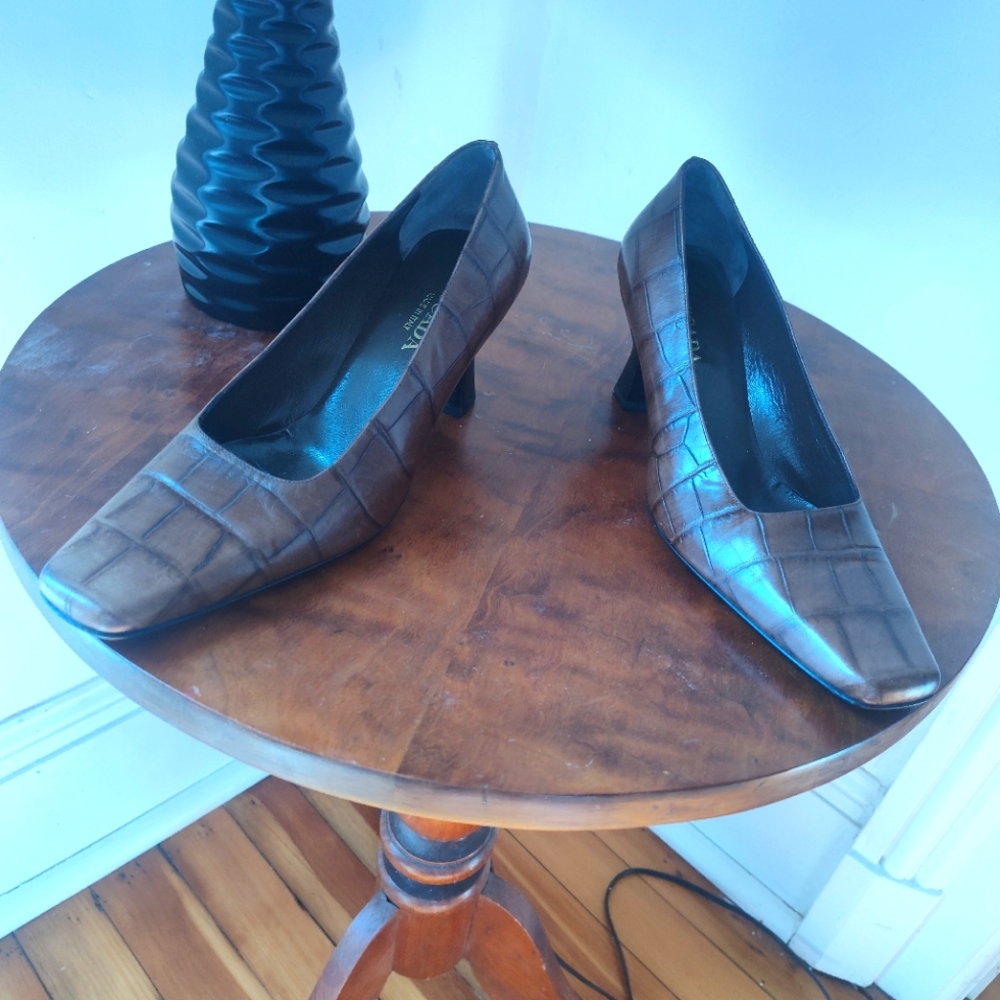 Escada coffee brown croc embossed leather pumps